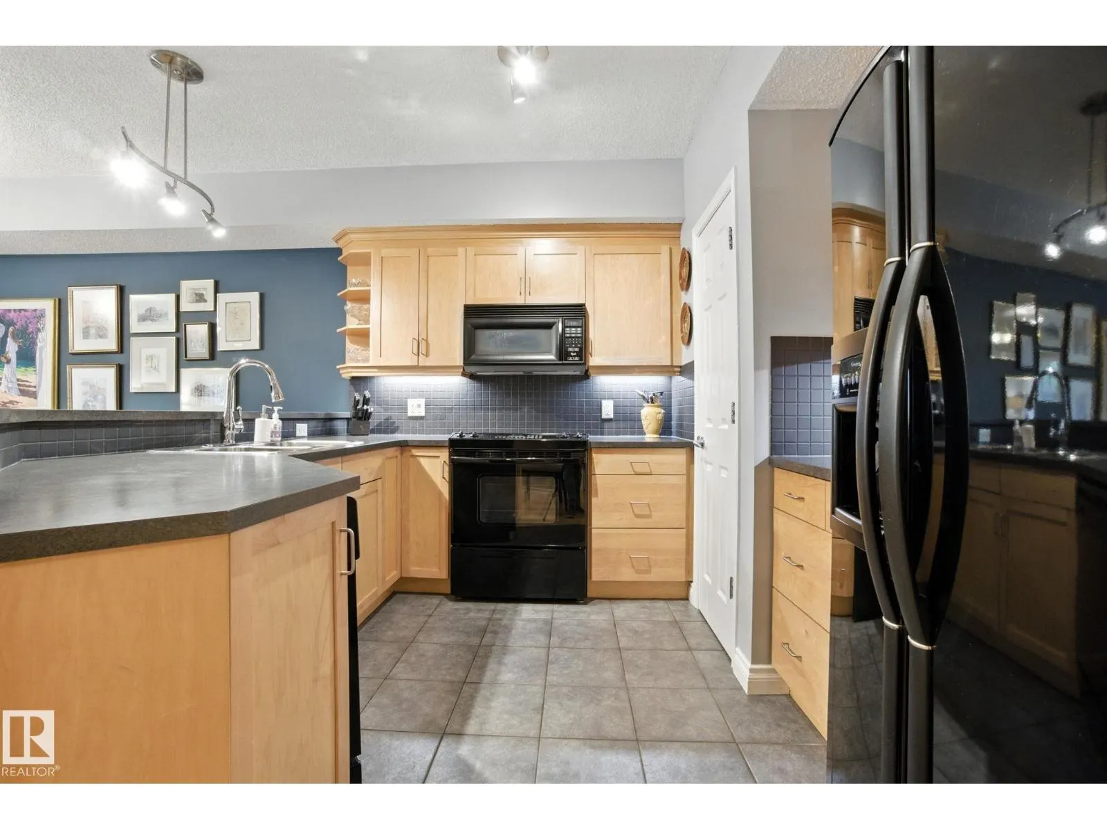 #305 9819 96A ST NW