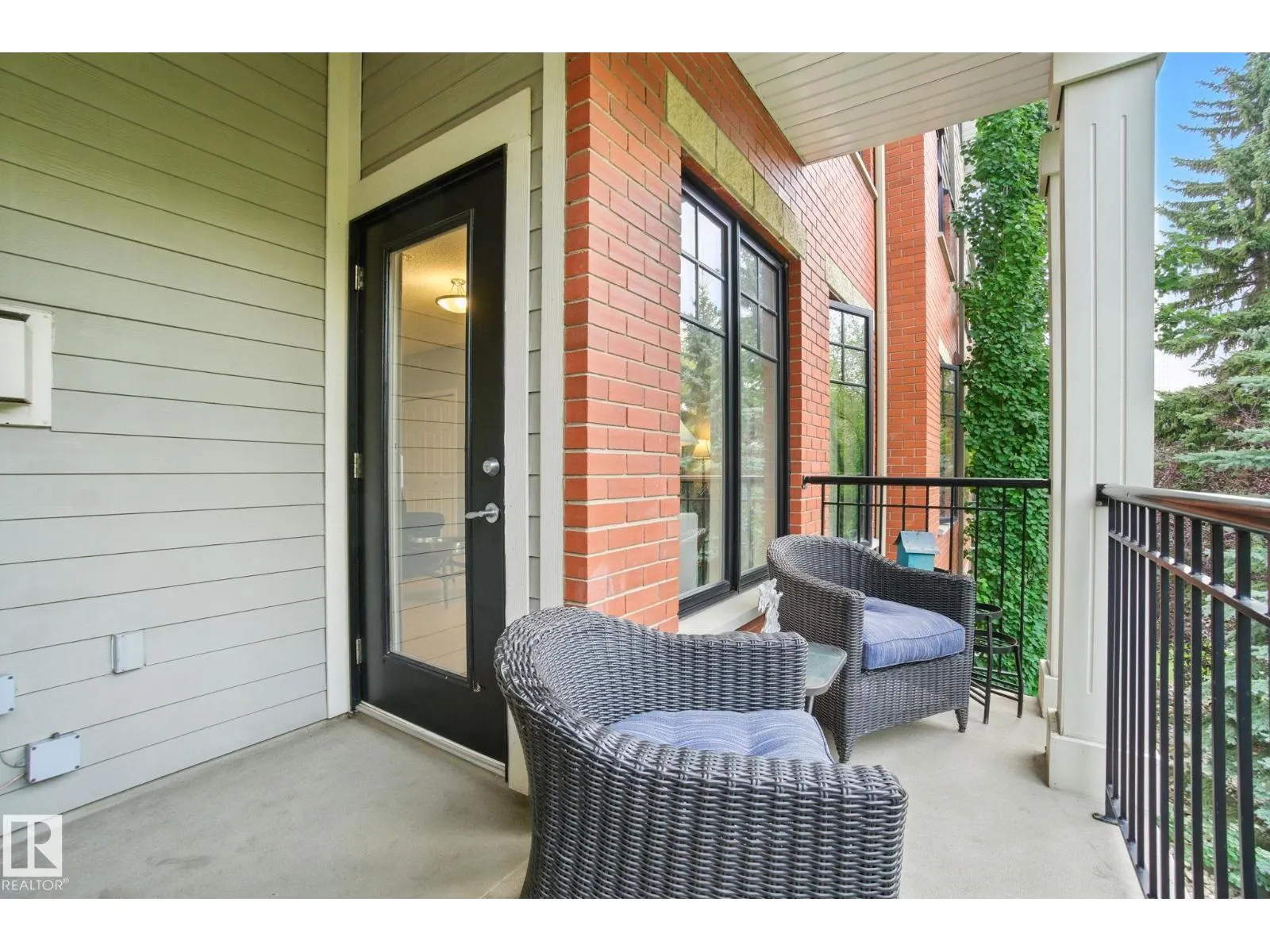 #305 9819 96A ST NW