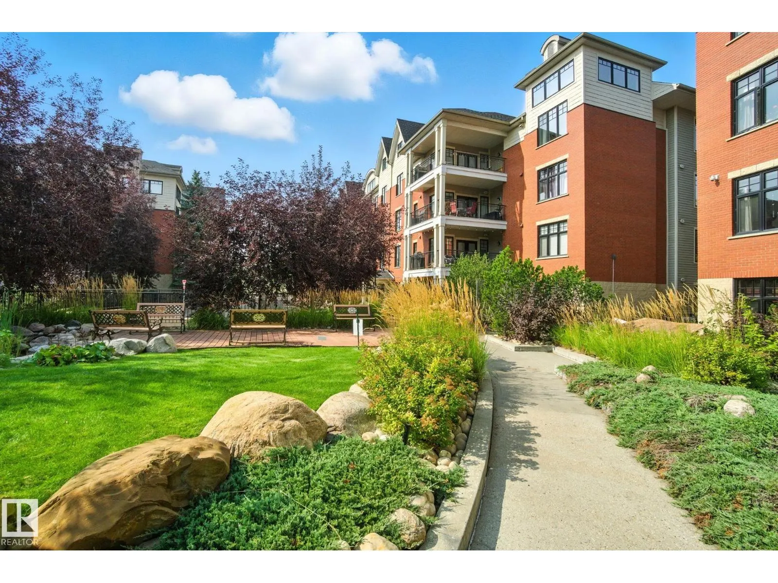 #305 9819 96A ST NW