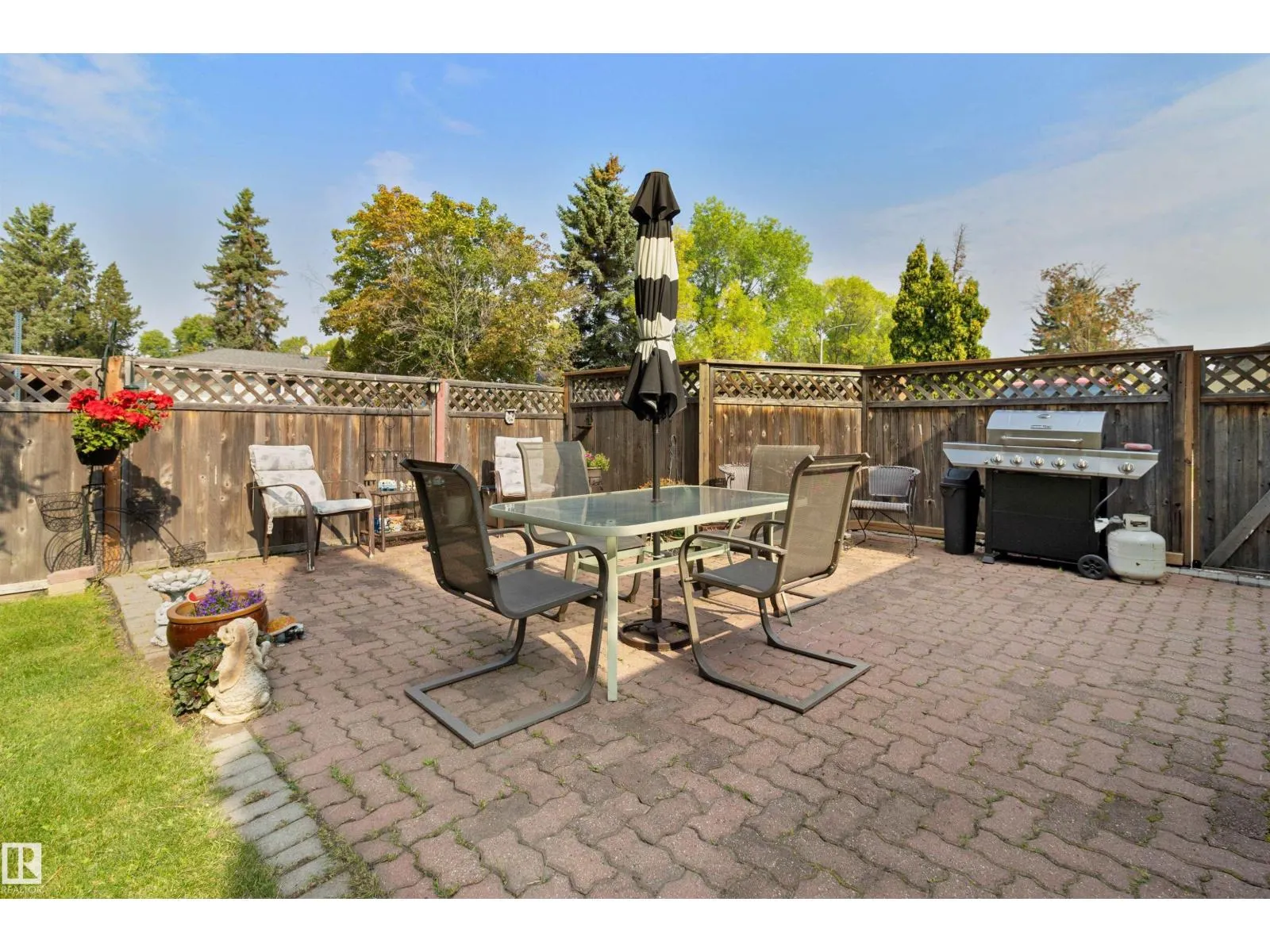 61 SPRUCE AV