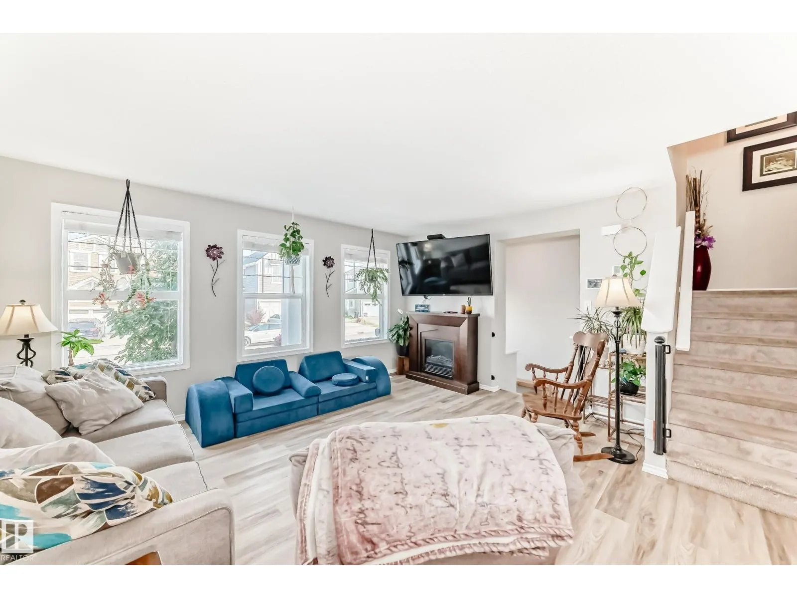 398 SIMMONDS WY