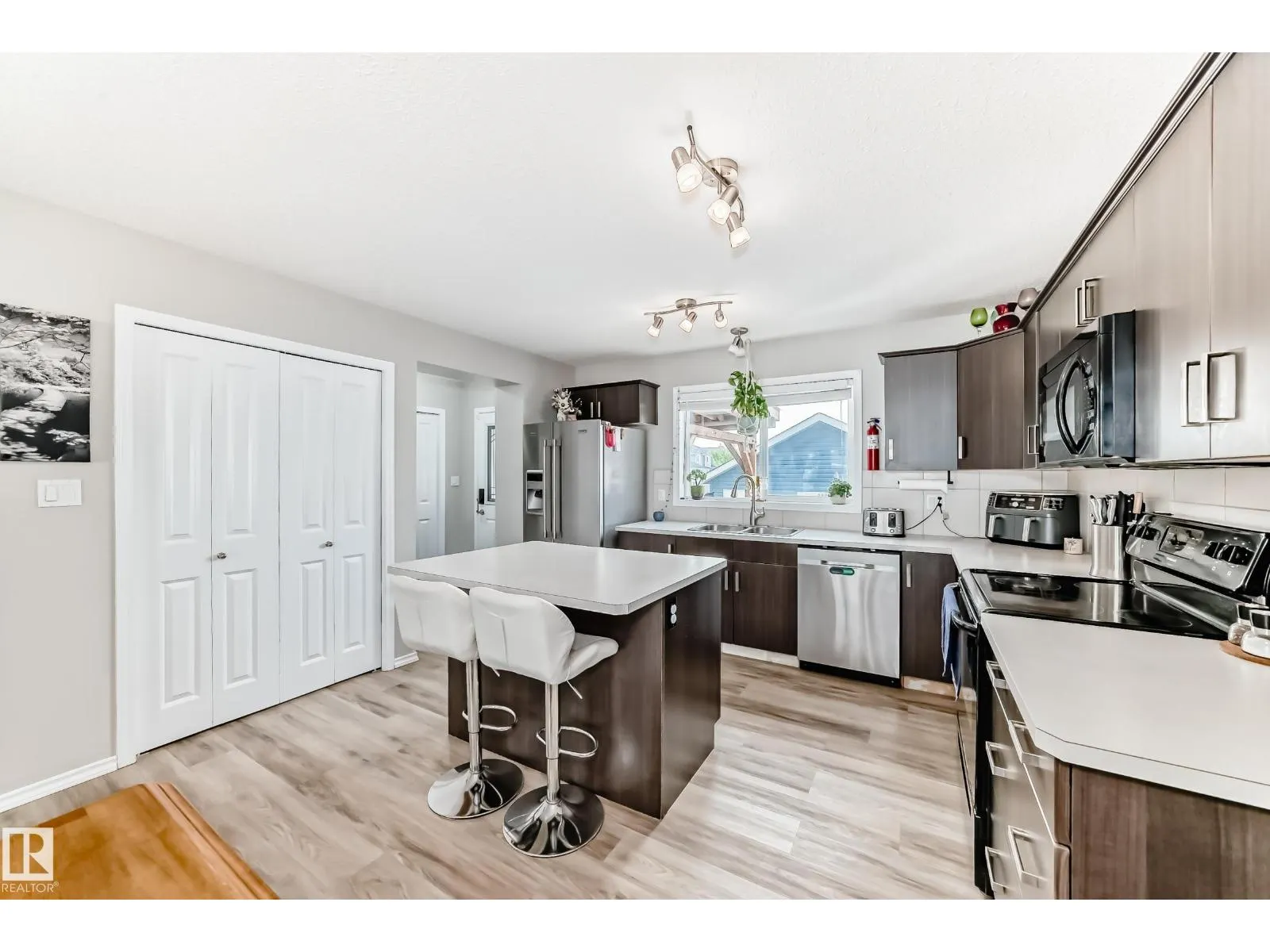 398 SIMMONDS WY