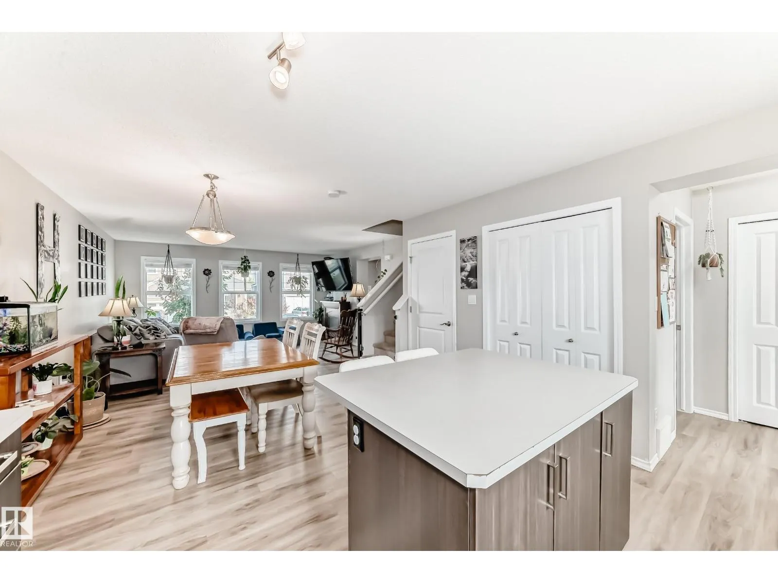 398 SIMMONDS WY