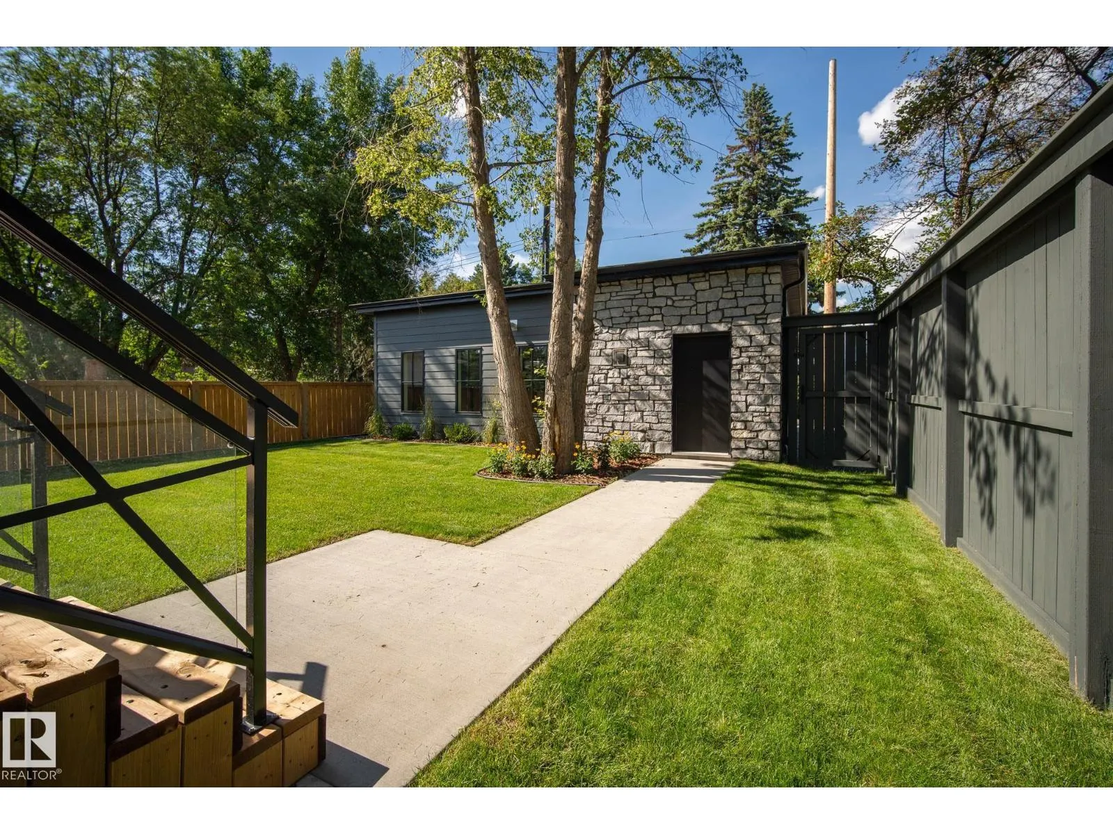 13804 85 AV NW