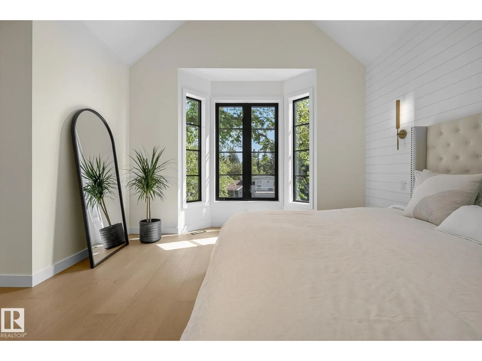 13804 85 AV NW