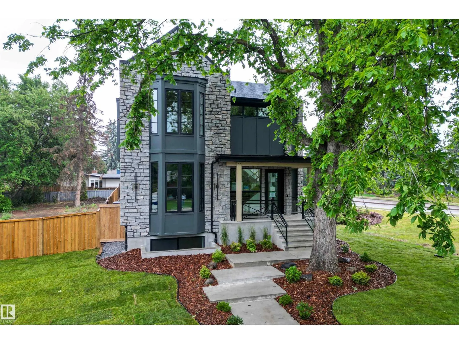 13804 85 AV NW