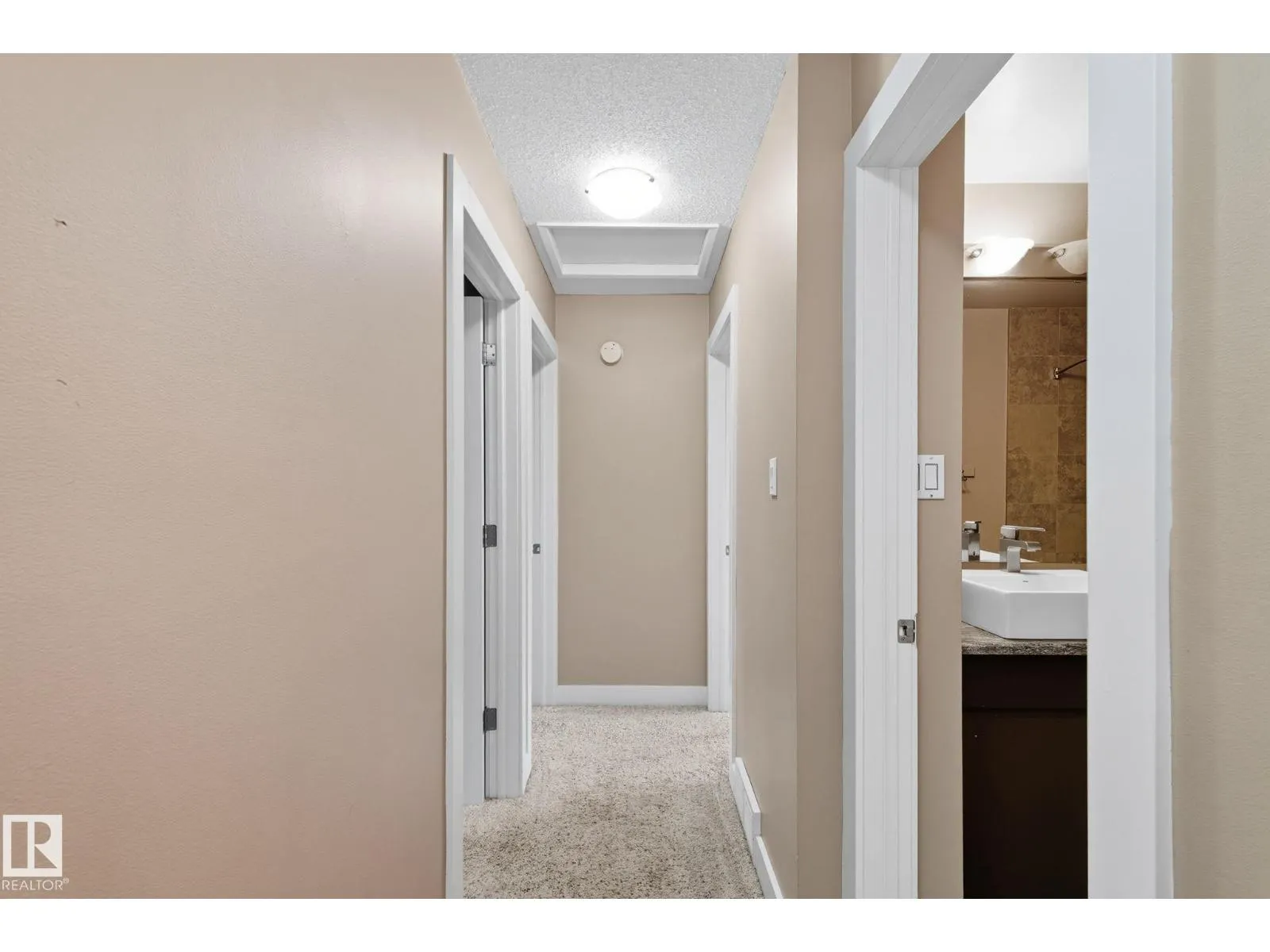 7013 32 AV NW