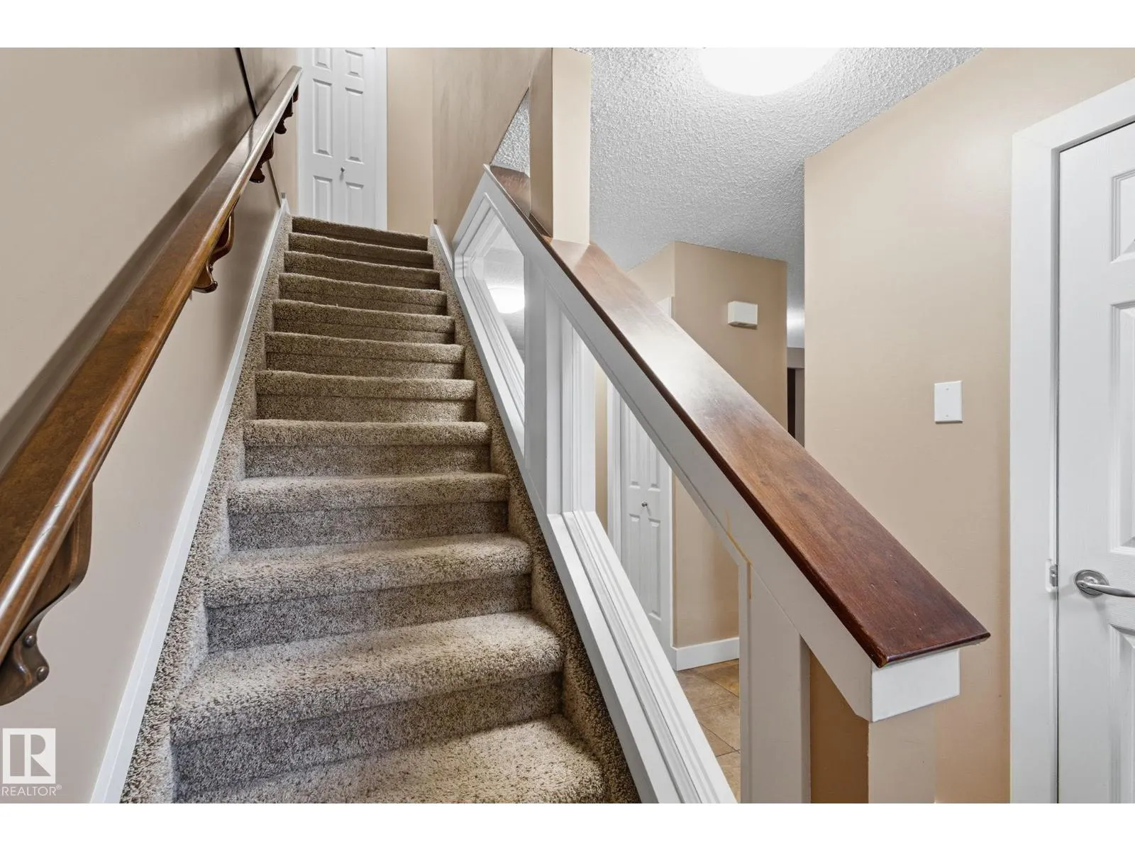 7013 32 AV NW