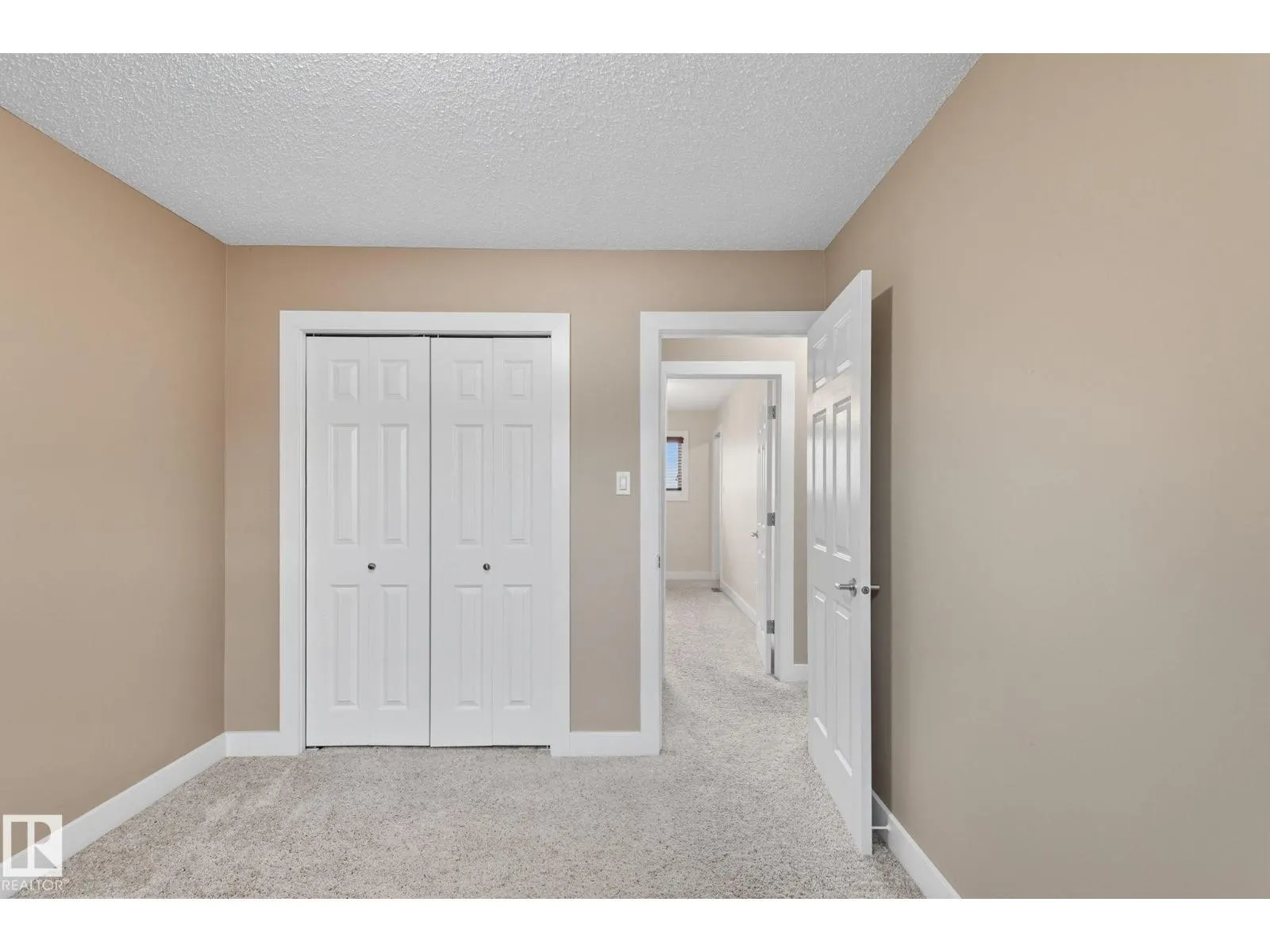 7013 32 AV NW