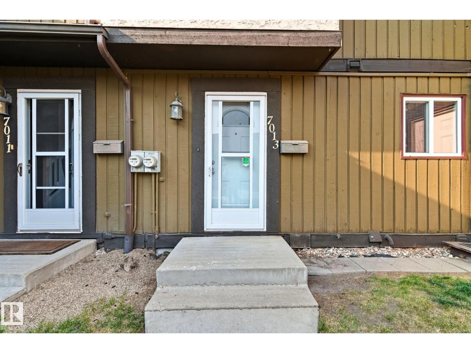 7013 32 AV NW