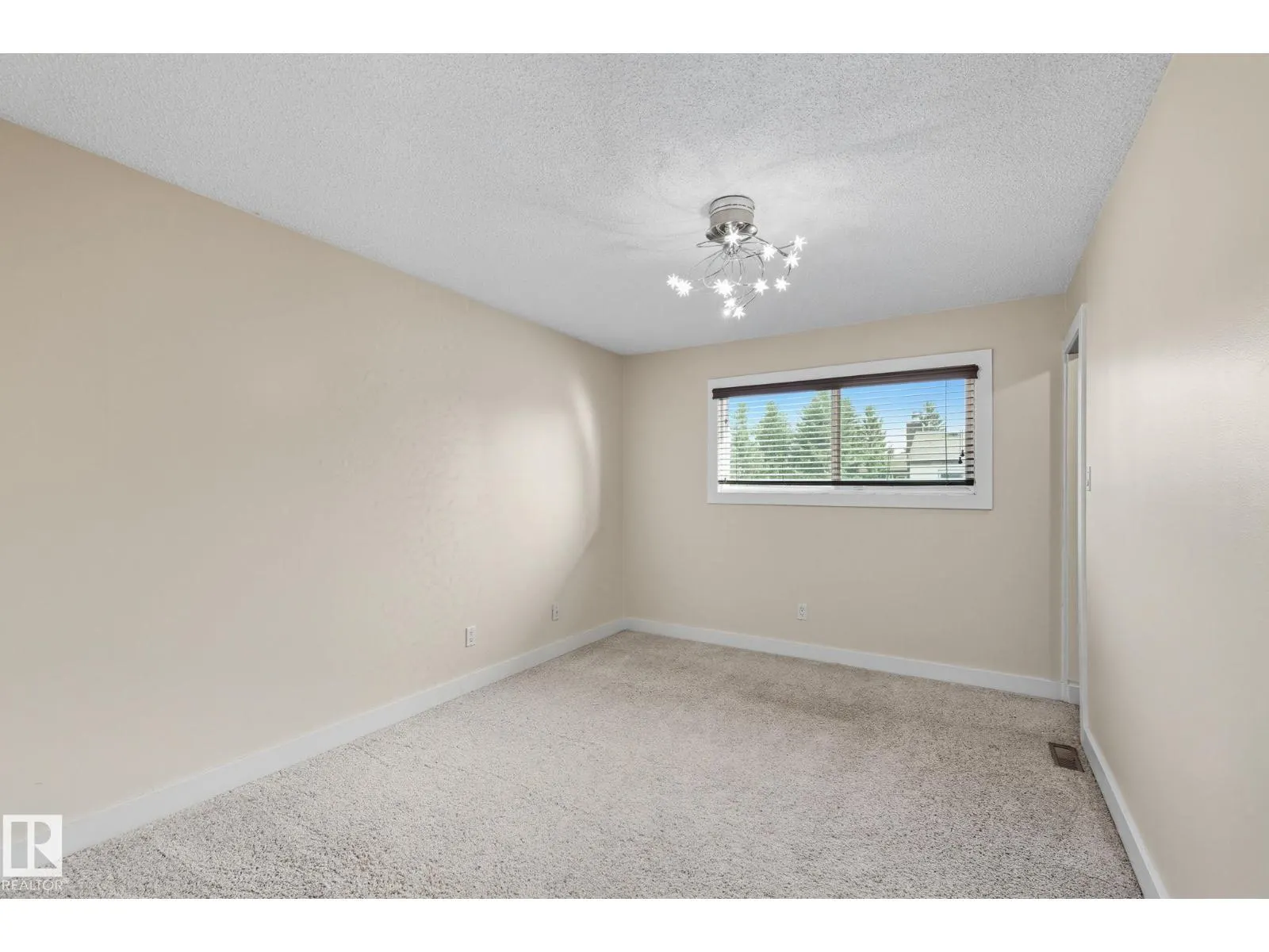 7013 32 AV NW