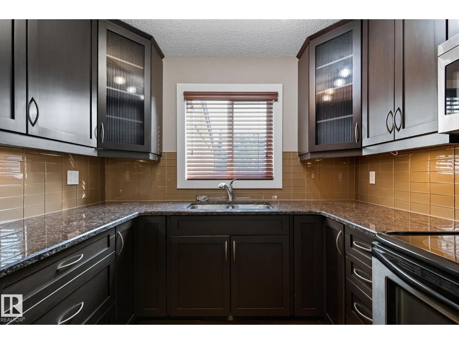 7013 32 AV NW