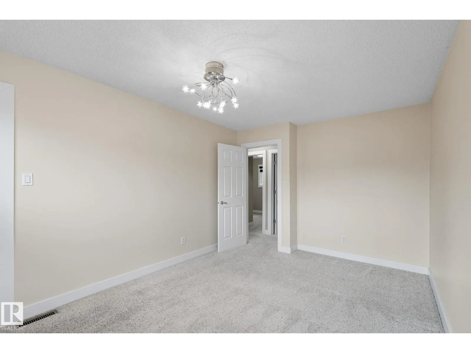 7013 32 AV NW