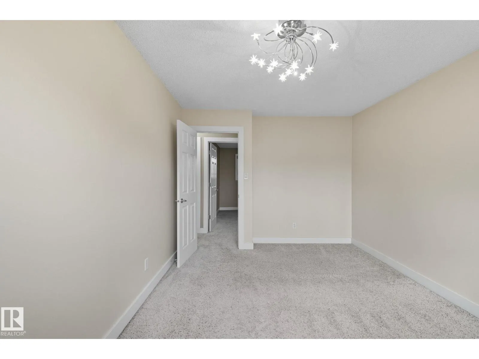 7013 32 AV NW