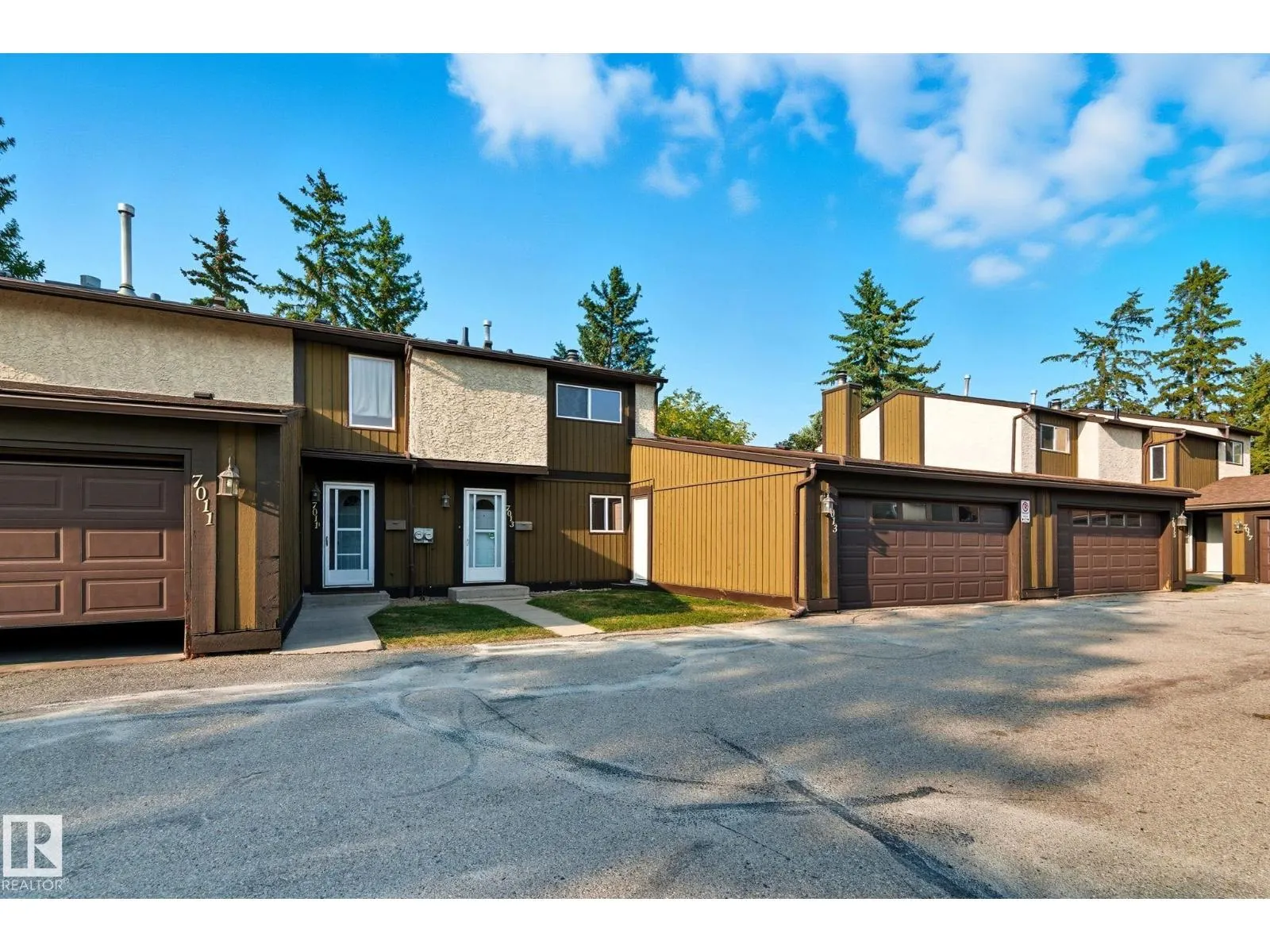 7013 32 AV NW