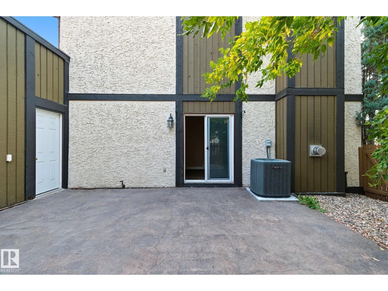 7013 32 AV NW