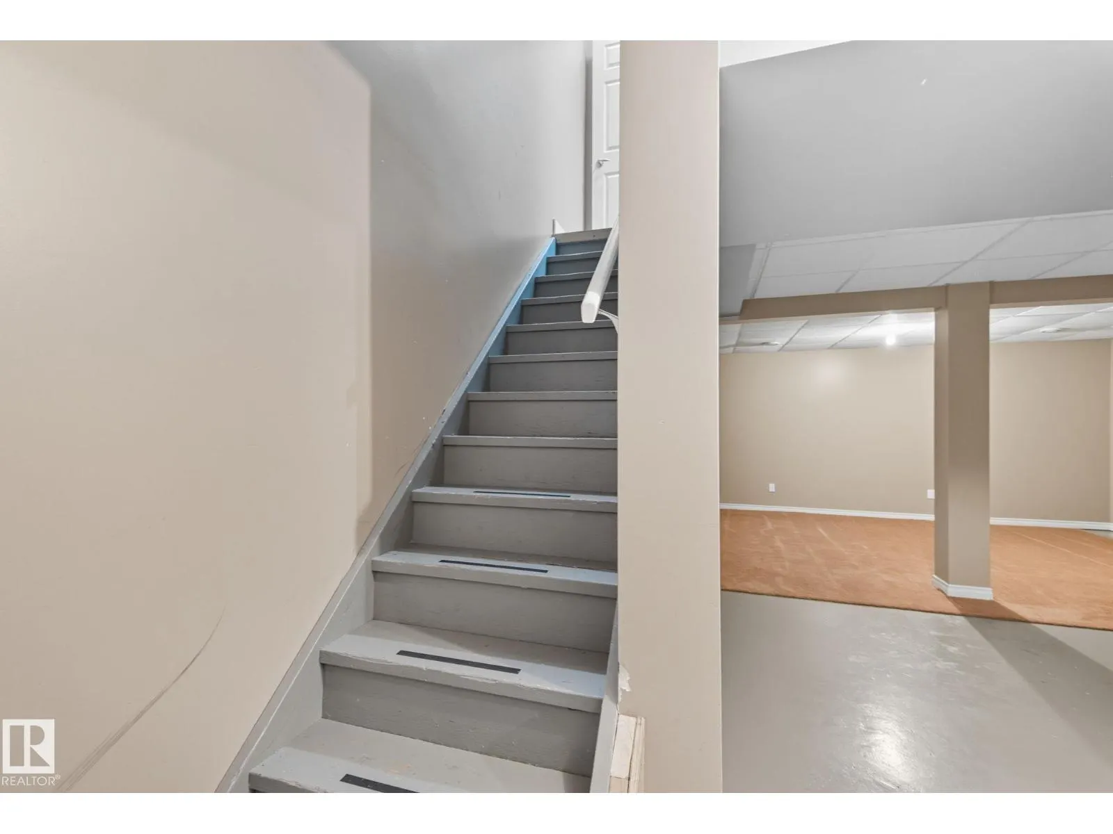 7013 32 AV NW