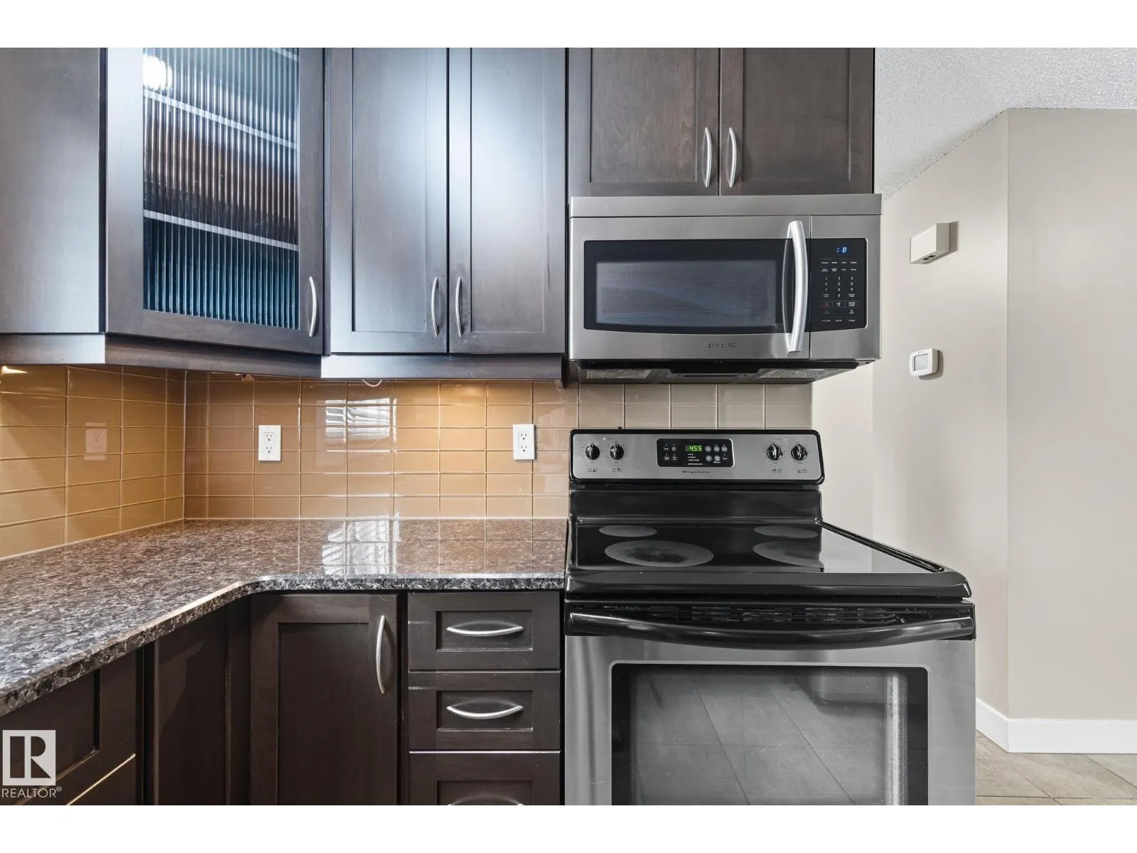 7013 32 AV NW