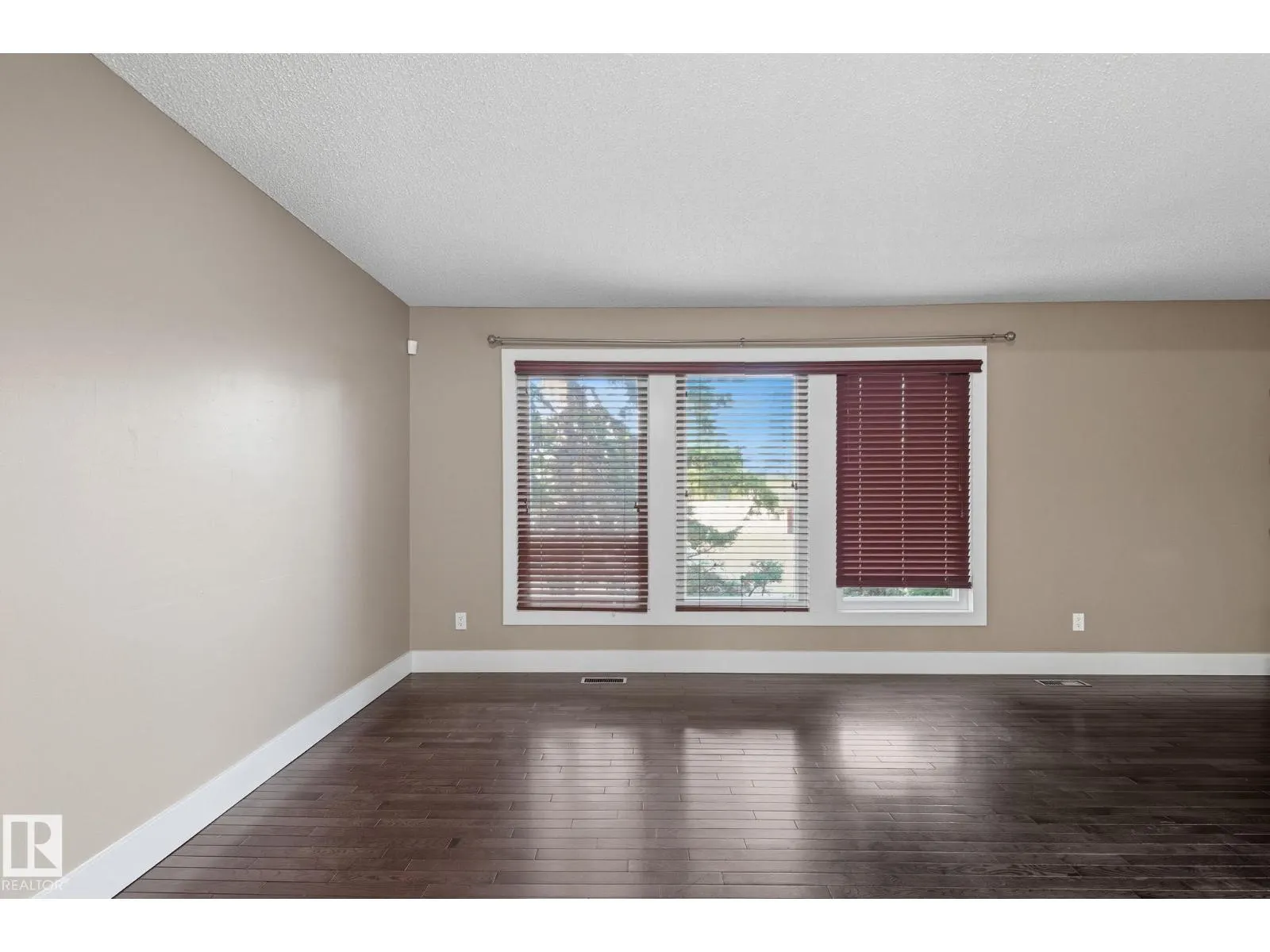 7013 32 AV NW
