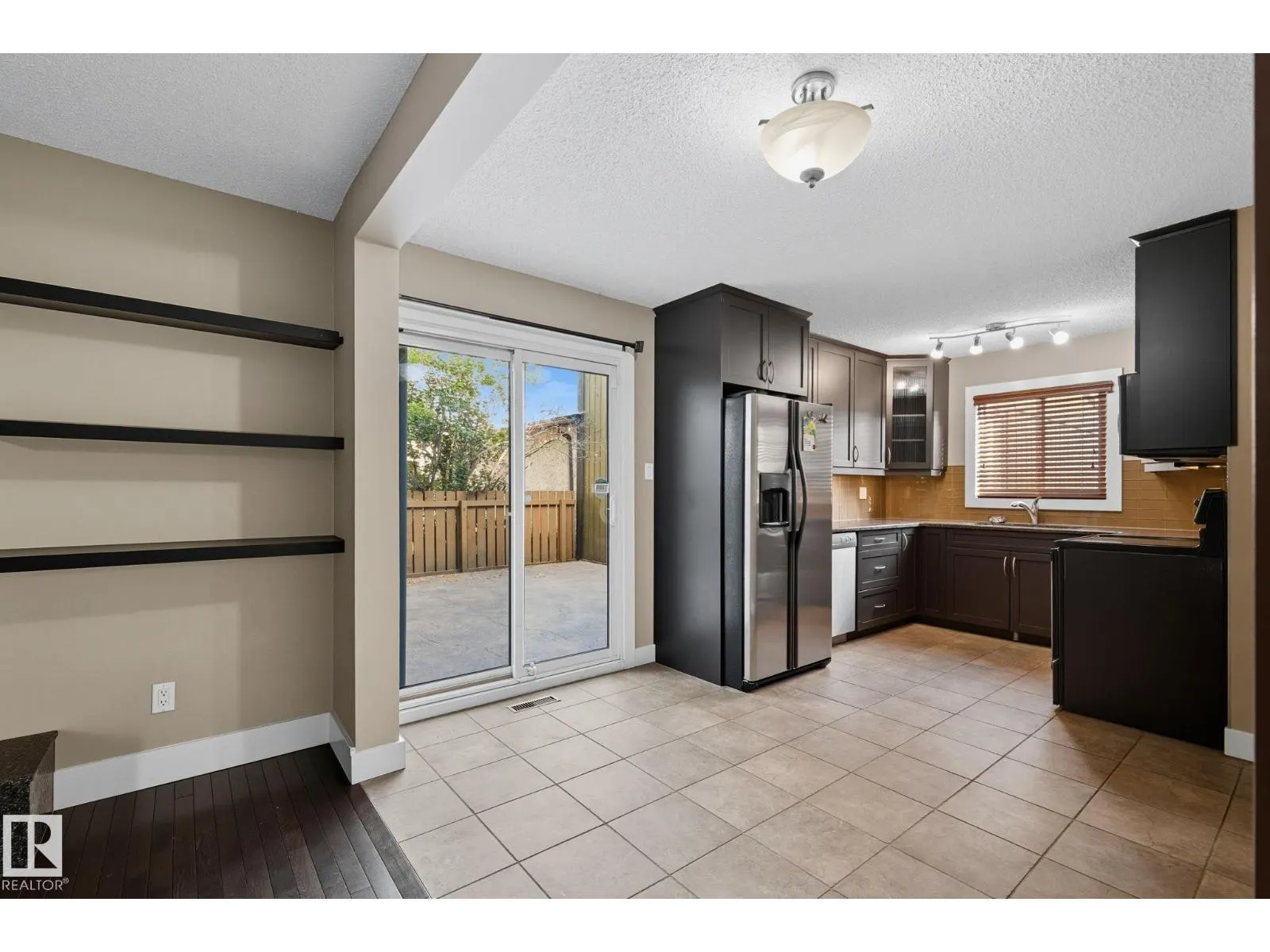 7013 32 AV NW