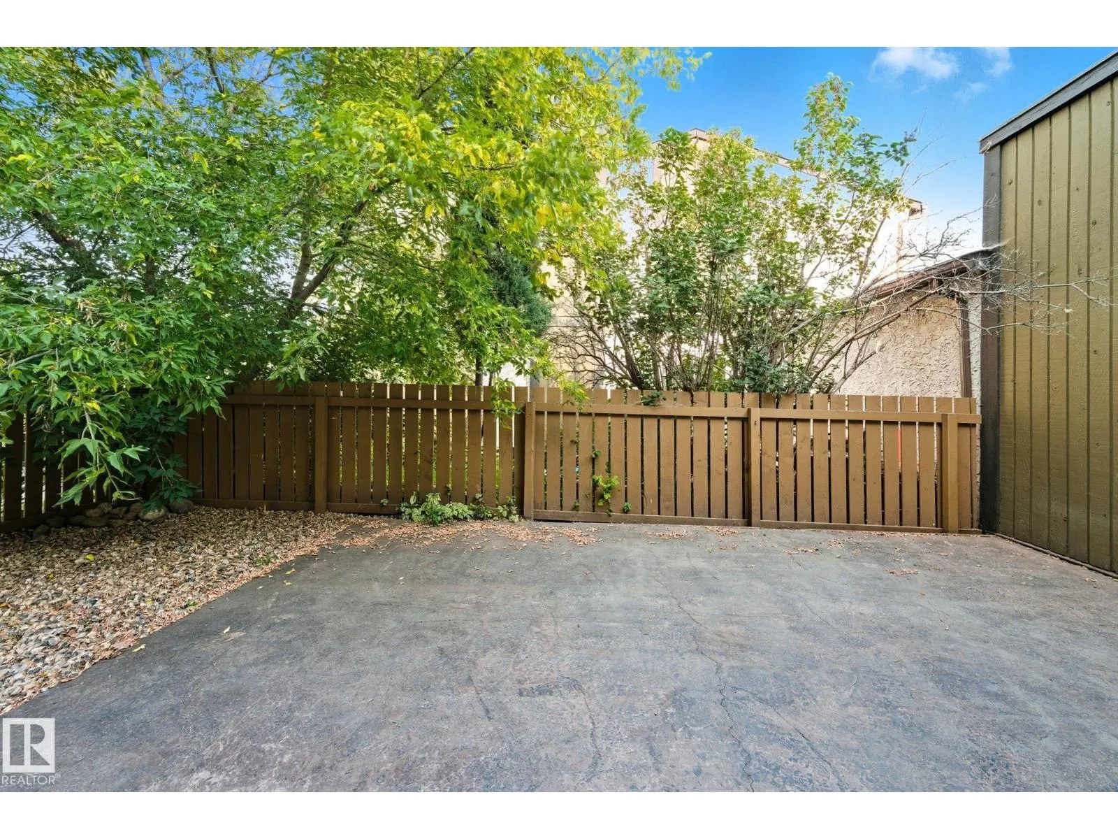 7013 32 AV NW
