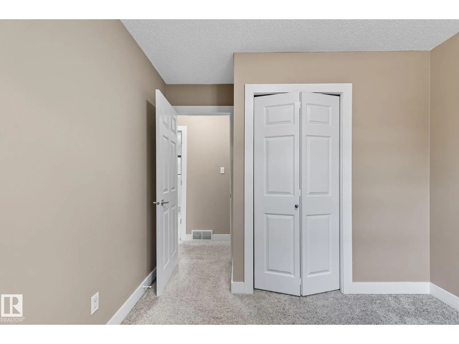 7013 32 AV NW