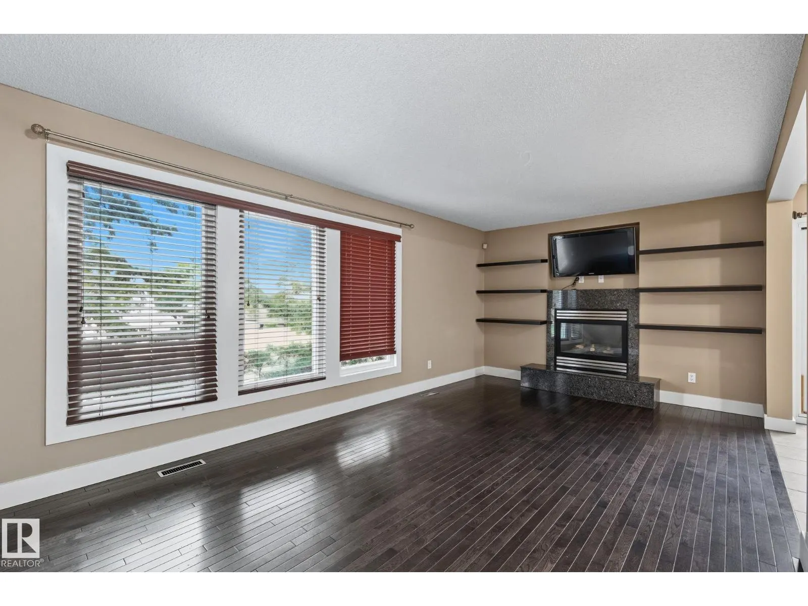 7013 32 AV NW