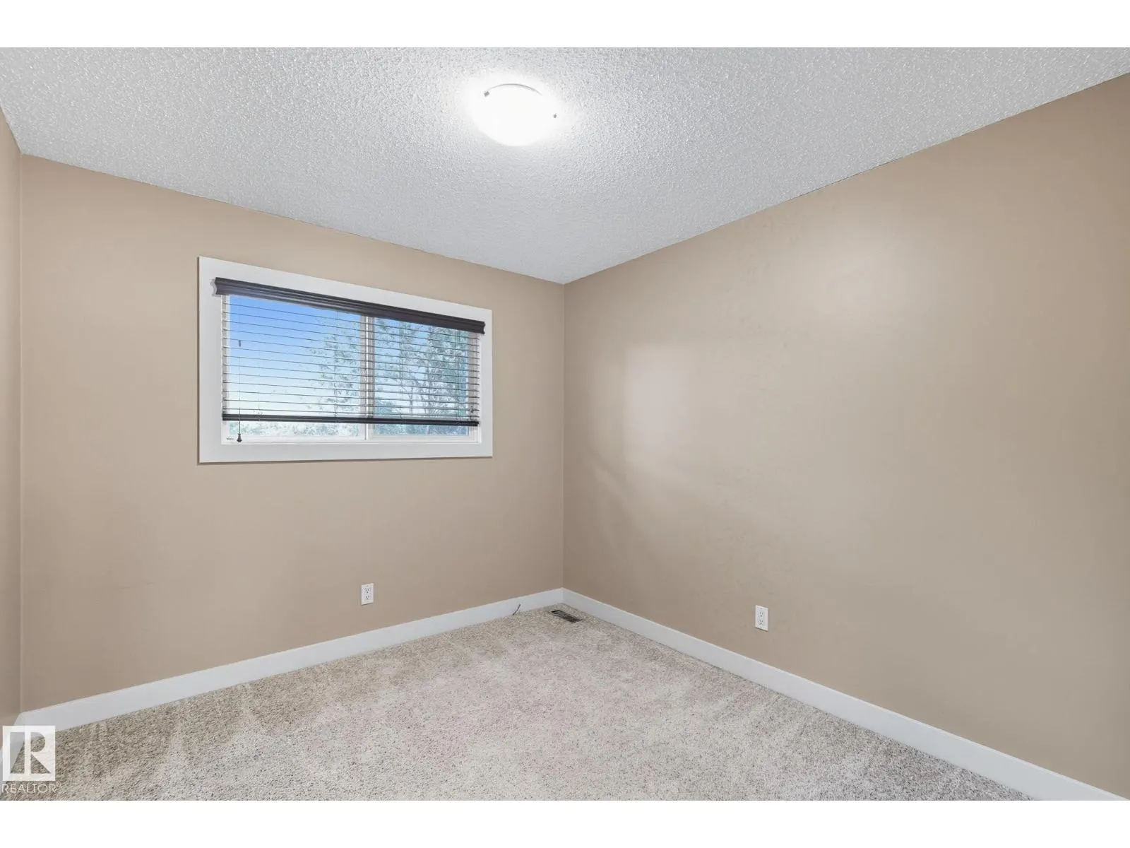 7013 32 AV NW
