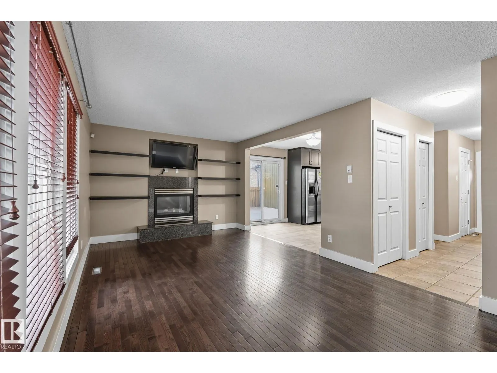 7013 32 AV NW