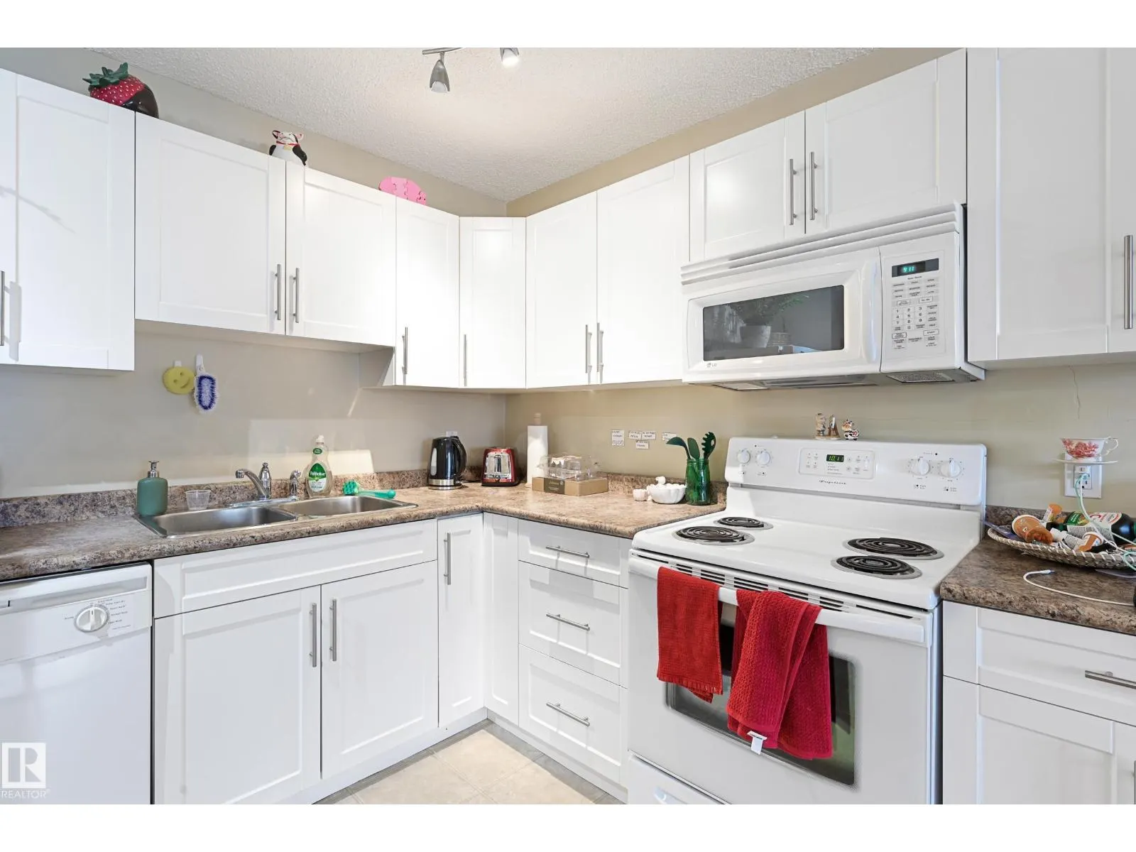 #901 9710 105 ST NW