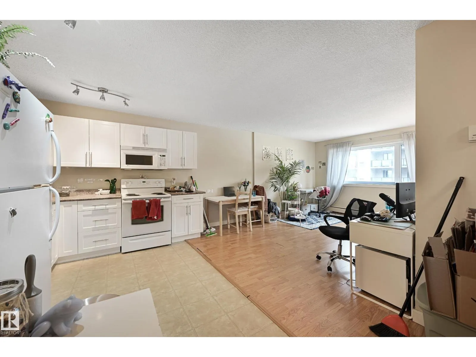 #901 9710 105 ST NW