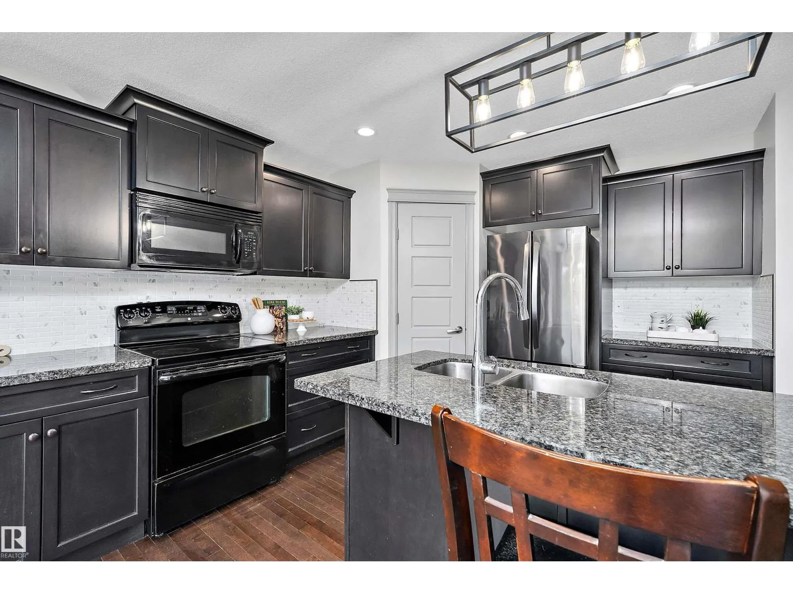 84 SELKIRK PL