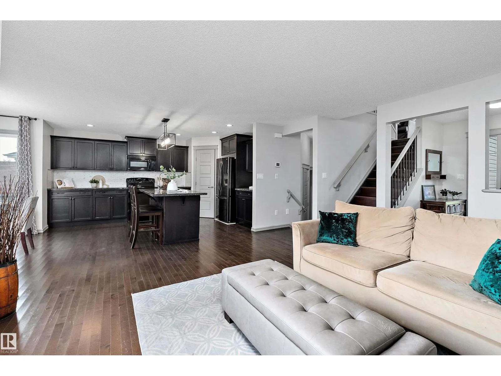 84 SELKIRK PL