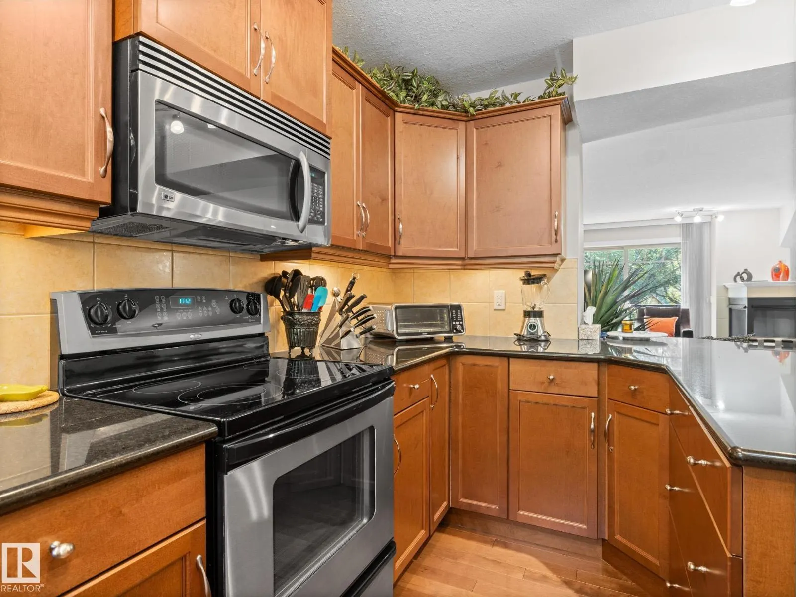 #6 10240 90 ST NW