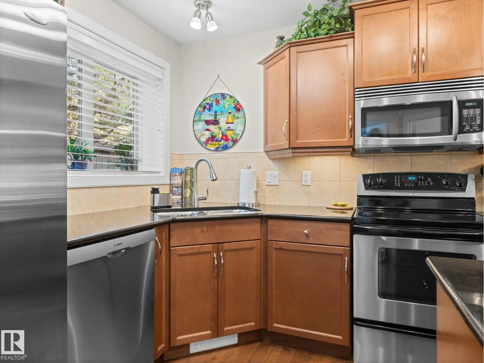 #6 10240 90 ST NW