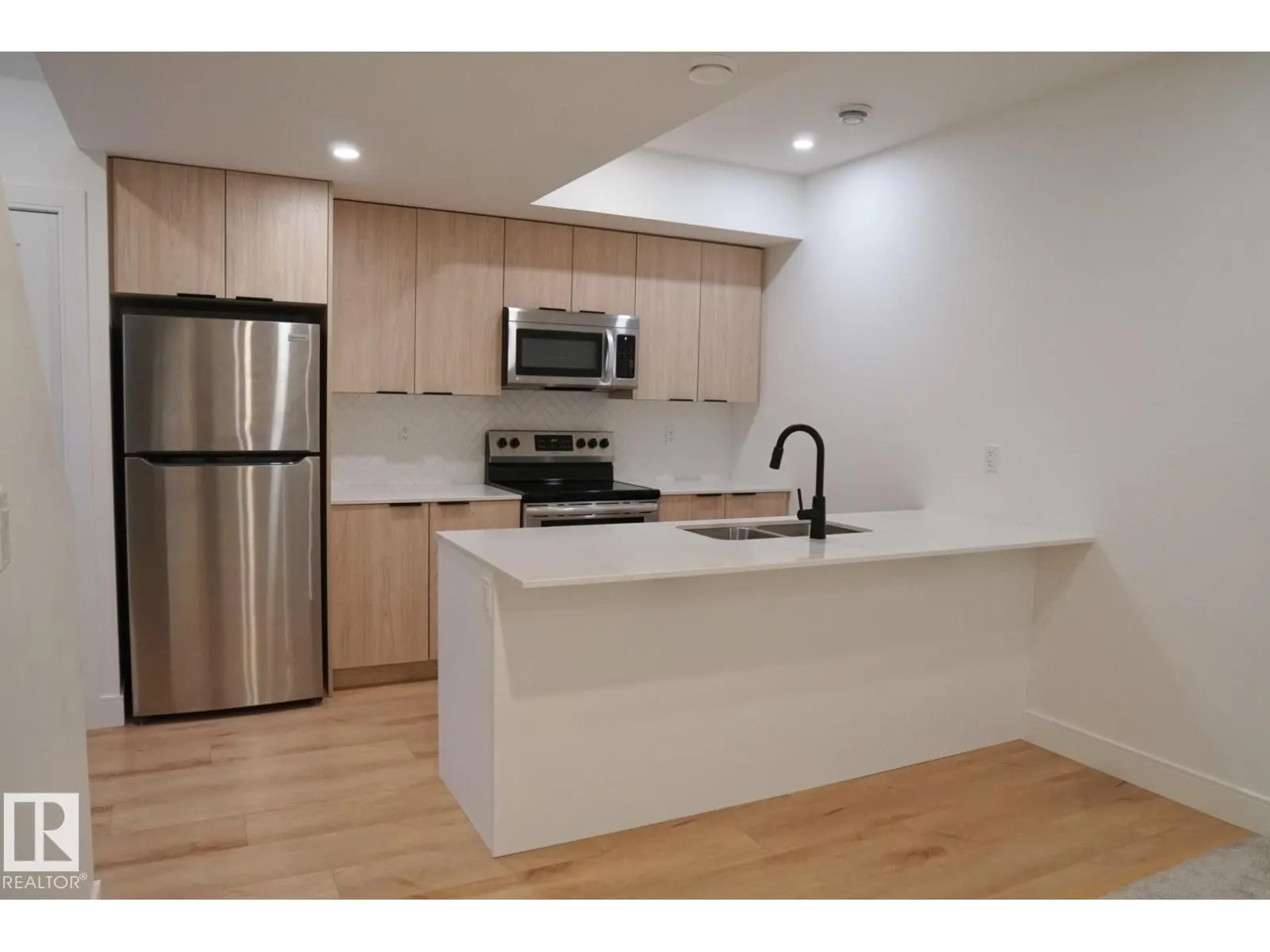 7553 81 AV NW
