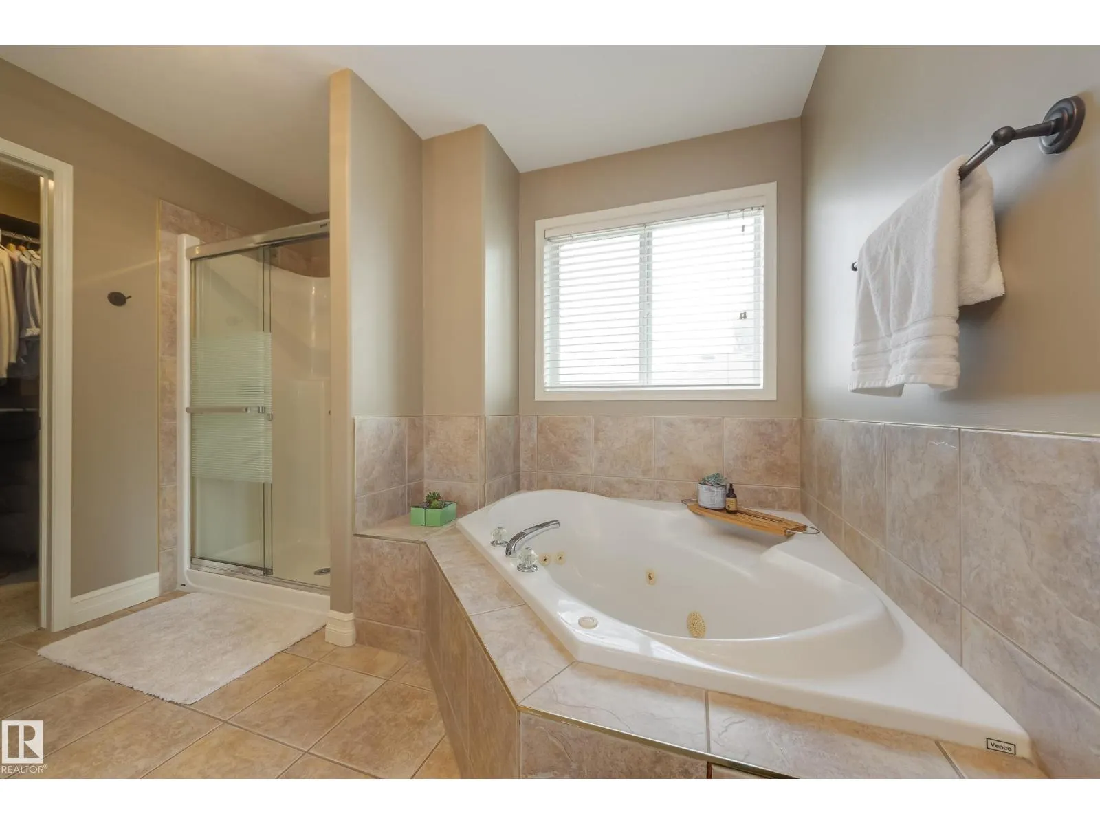 932 PROCTOR WD NW