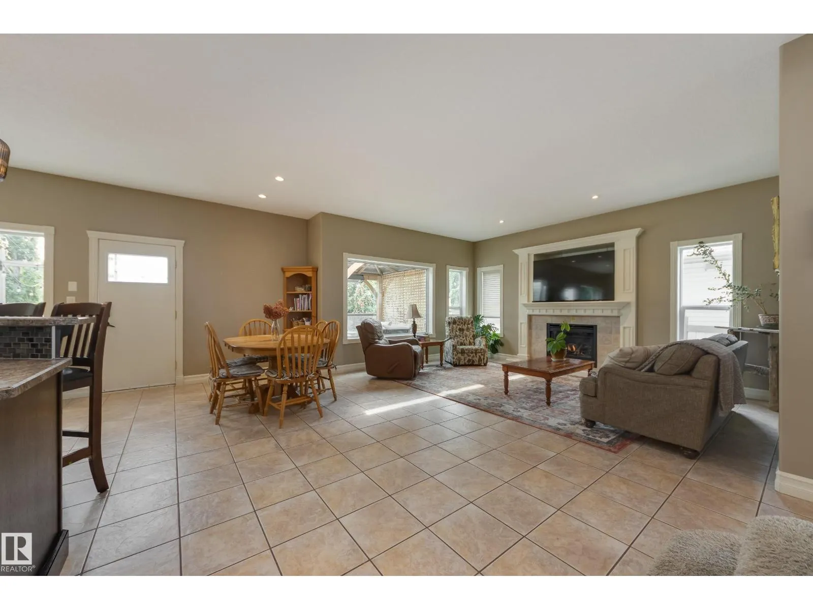 932 PROCTOR WD NW