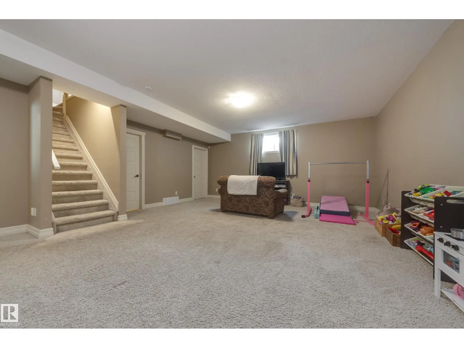 932 PROCTOR WD NW