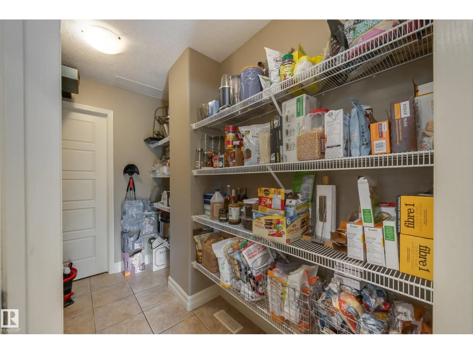 932 PROCTOR WD NW