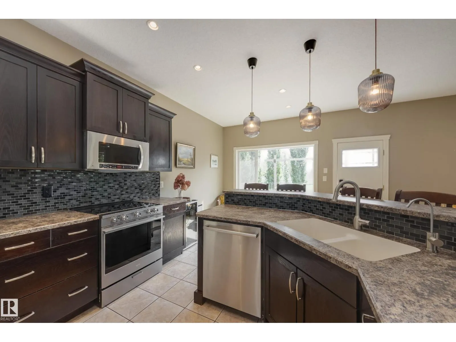 932 PROCTOR WD NW