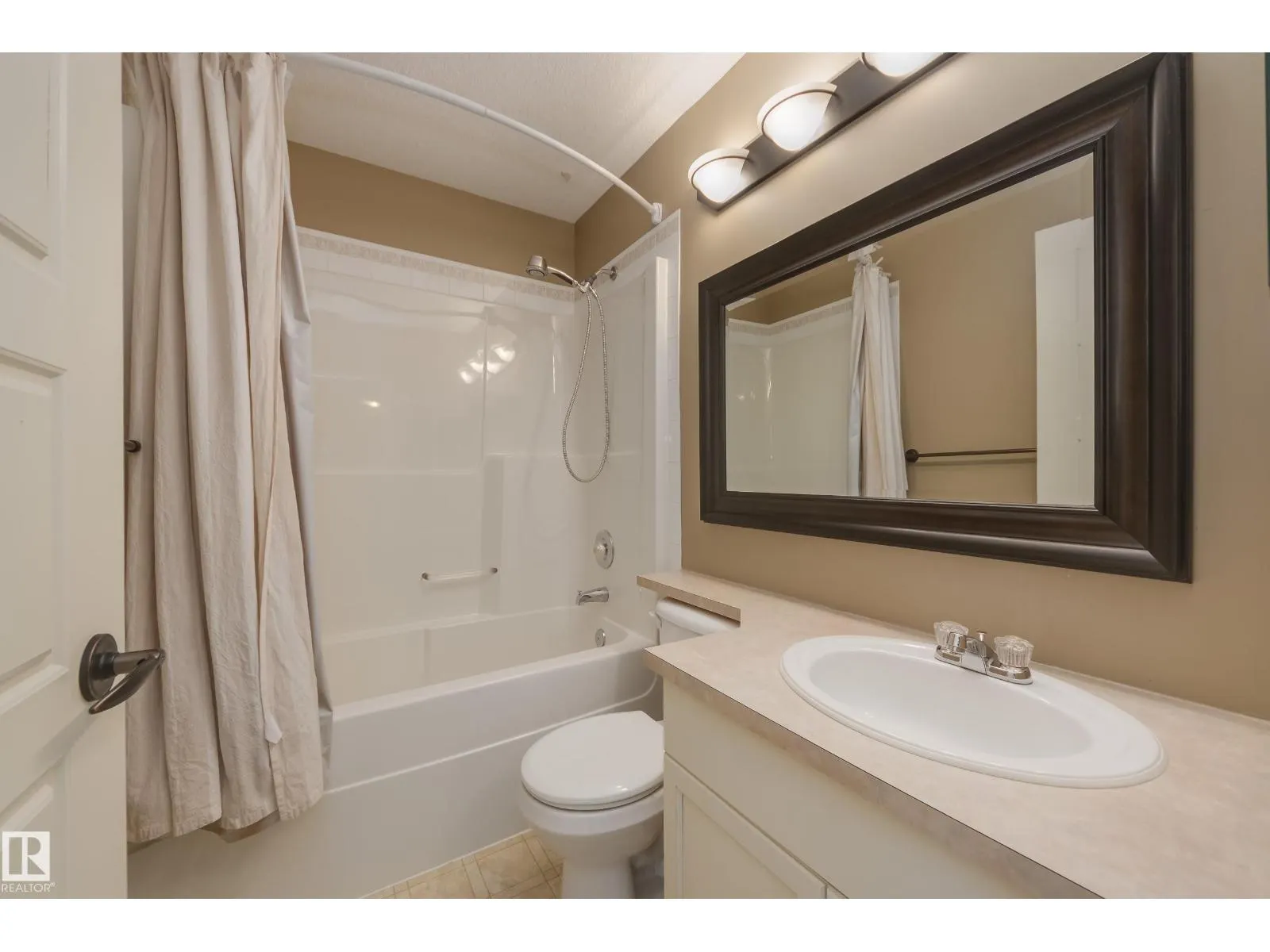 932 PROCTOR WD NW