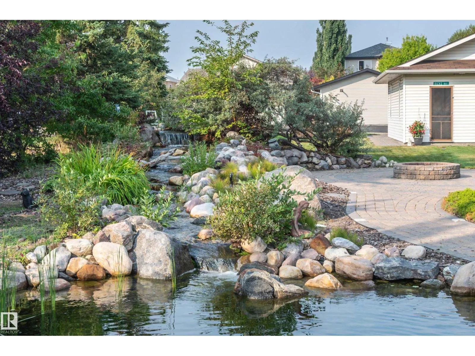 4 BRIARWOOD WY