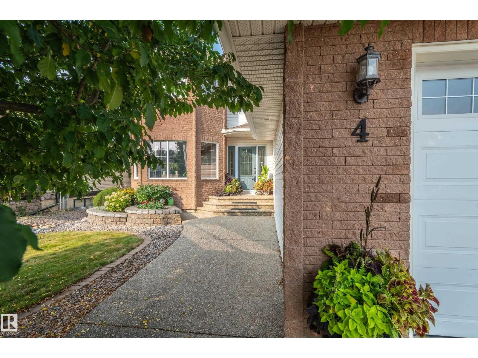 4 BRIARWOOD WY