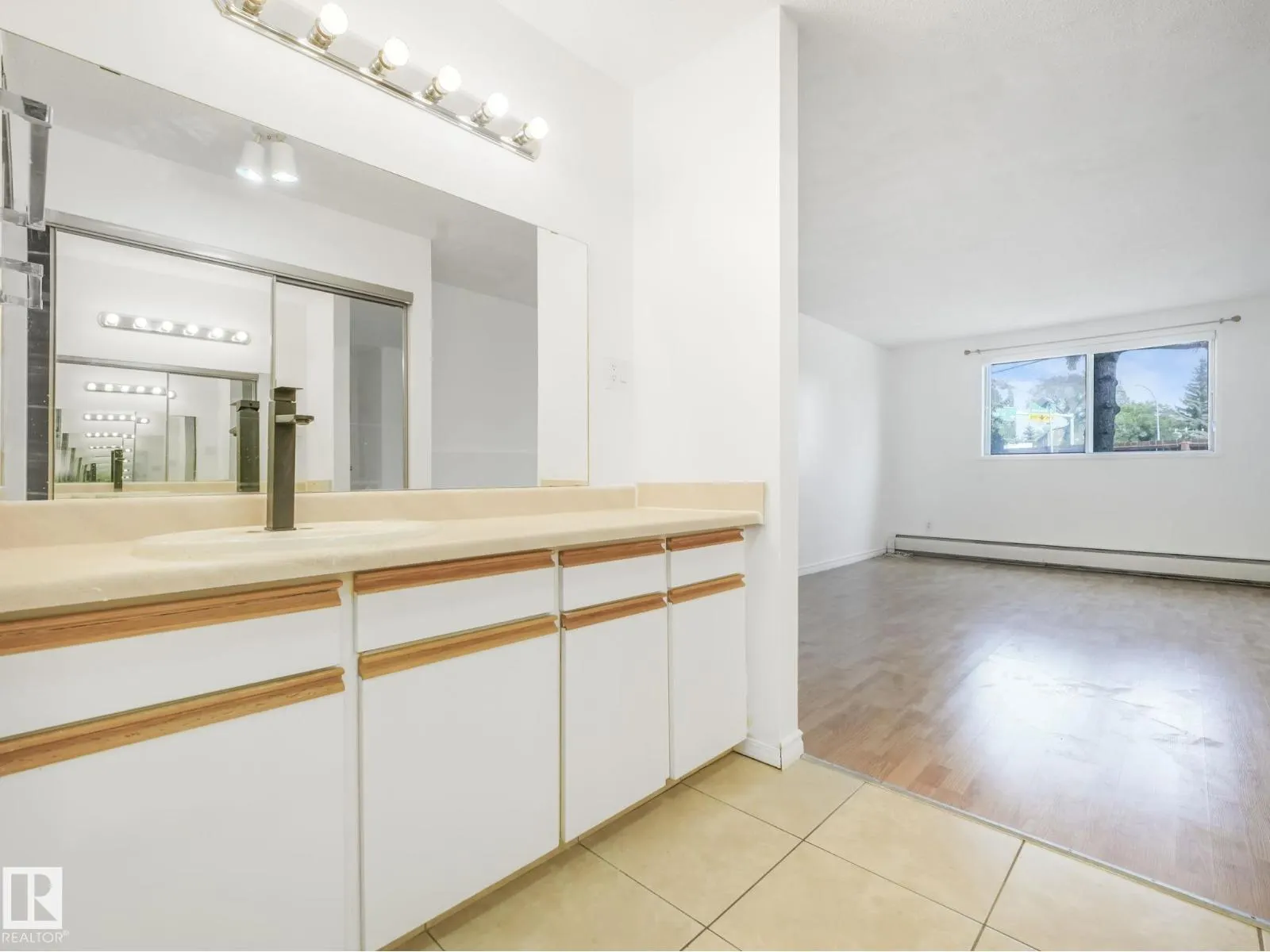 #125 4404 122 ST NW