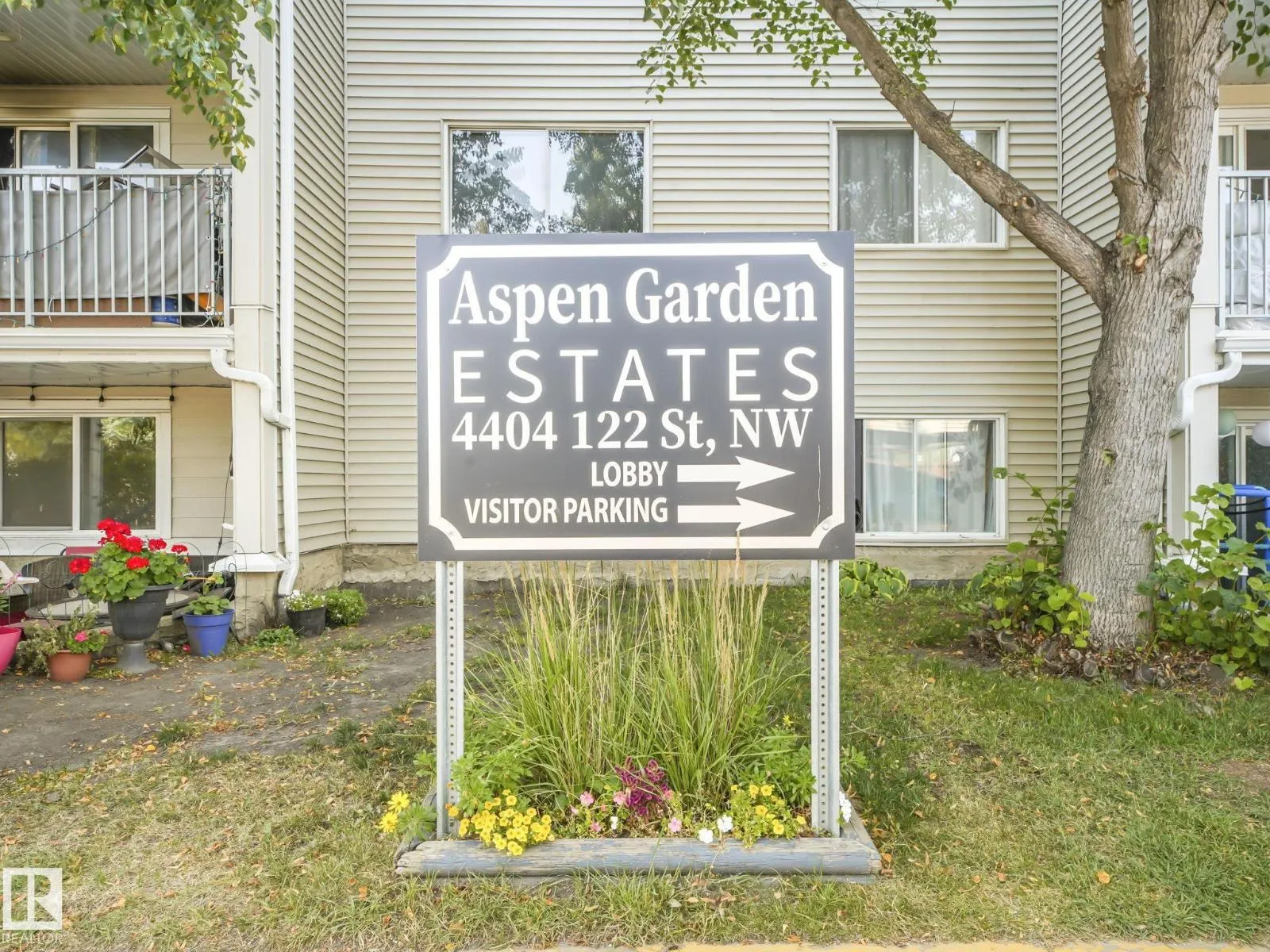 #125 4404 122 ST NW