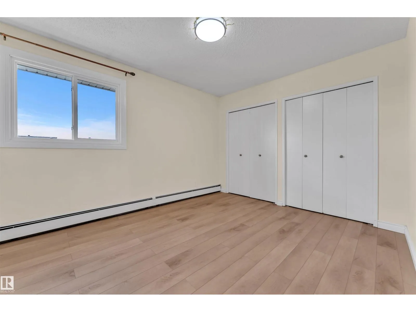 #5 3855 76 ST NW