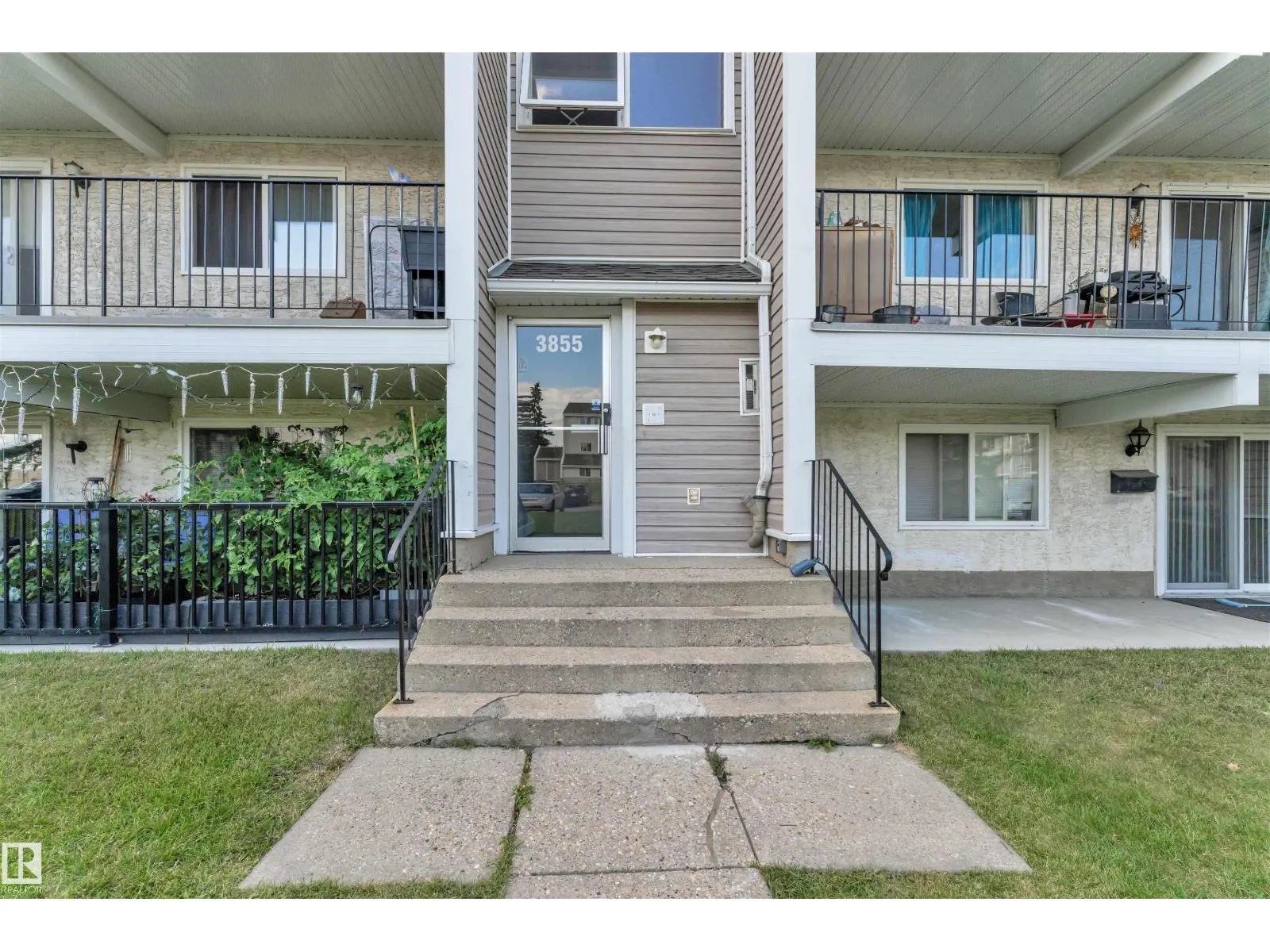 #5 3855 76 ST NW