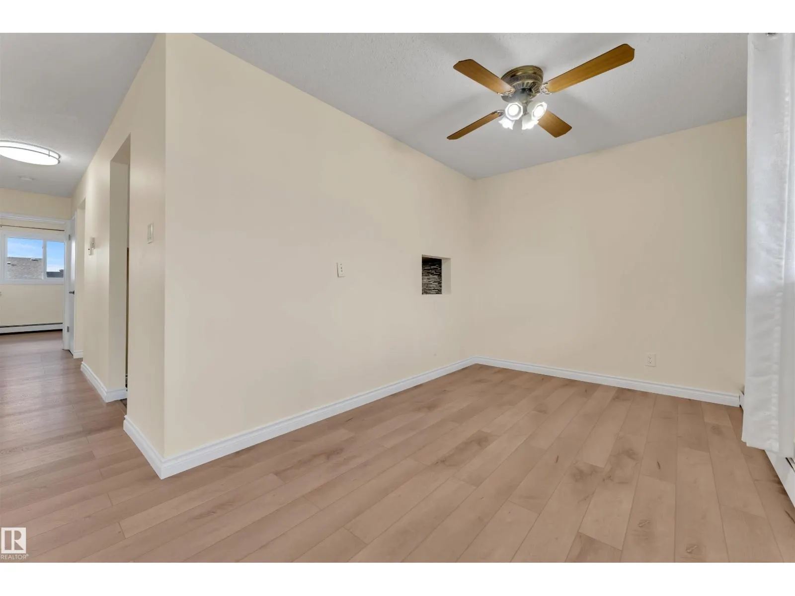 #5 3855 76 ST NW