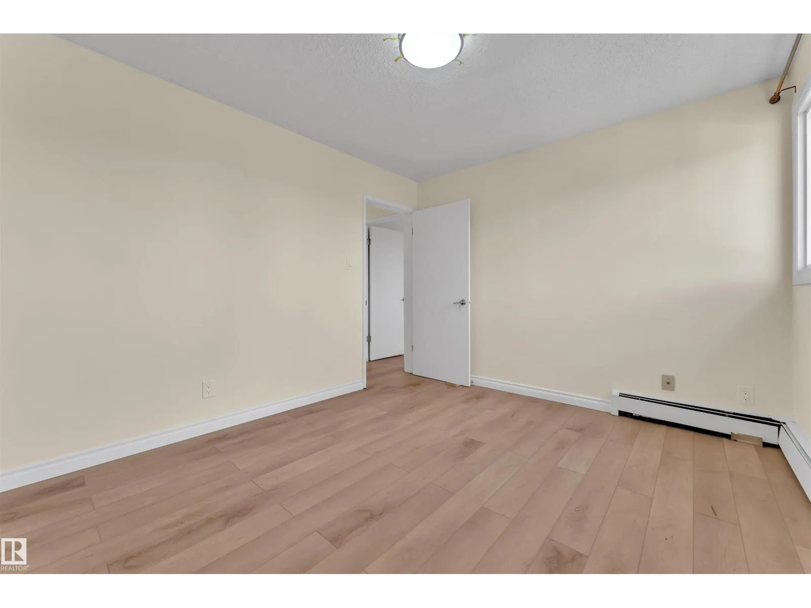 #5 3855 76 ST NW